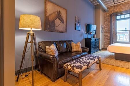 Hip Urban Loft-Small Town Charm-124 Lofts #2 West Dundee Экстерьер фото