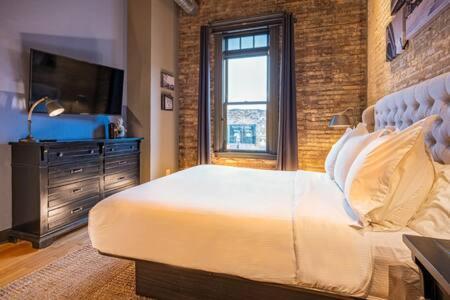 Hip Urban Loft-Small Town Charm-124 Lofts #2 West Dundee Экстерьер фото